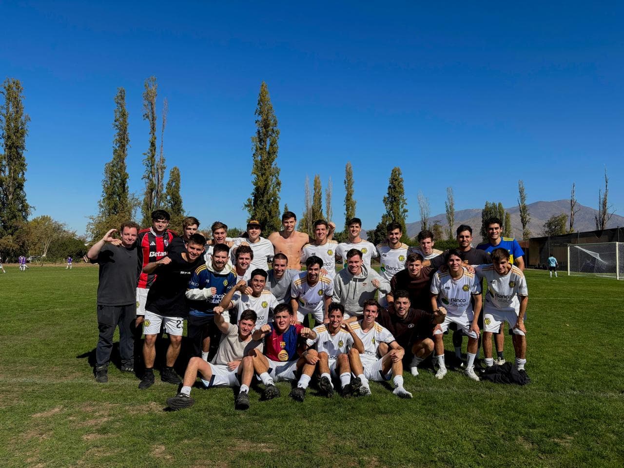 El plantel de Canalla FC celebrando en la cancha, temporada 2026